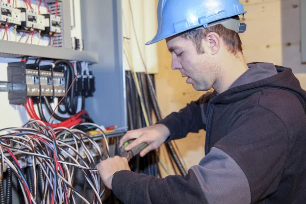 Young electrician at work — Stock Photo, Image