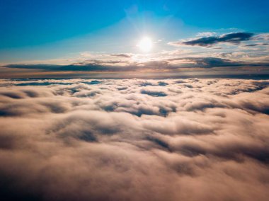 Dağlardaki sislerin üzerinden yüksek uçuş. Sabah Ukraynalı Karpatlar. Hava aracı görünümü.