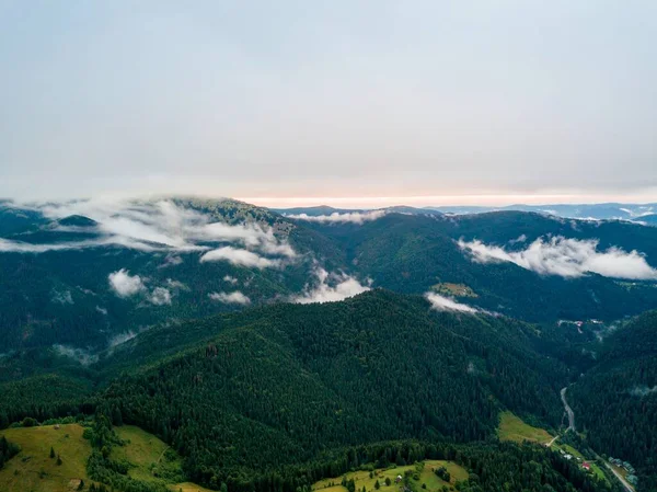 Высокий Полет Среди Облаков Рассвете Украинские Карпаты Утром Тумане Воздушный — стоковое фото