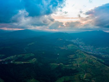 Dağlarda gün batımı. Akşamları Ukrayna Karpatları. Hava aracı görünümü.