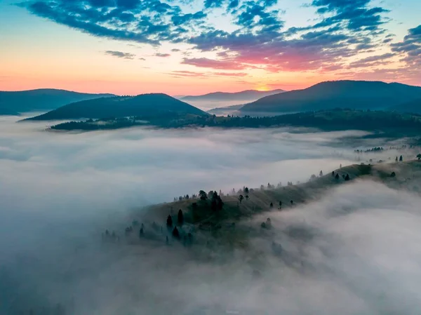 Niebla Extiende Sobre Las Montañas Amanecer Sol Sale Horizonte Los — Foto de Stock