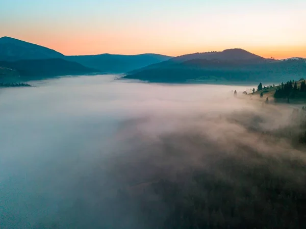 Niebla Extiende Sobre Las Montañas Amanecer Sol Sale Horizonte Los — Foto de Stock