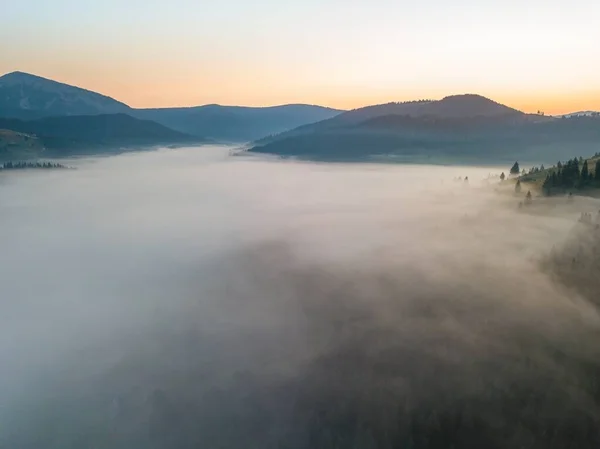 Niebla Extiende Sobre Las Montañas Amanecer Sol Sale Horizonte Los — Foto de Stock