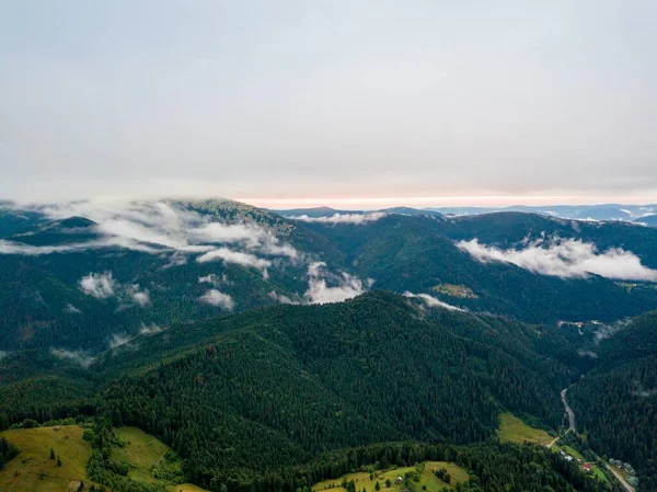 黎明时分 云中飘扬 乌克兰喀尔巴阡山脉在晨雾中 空中无人驾驶飞机视图 — 图库照片