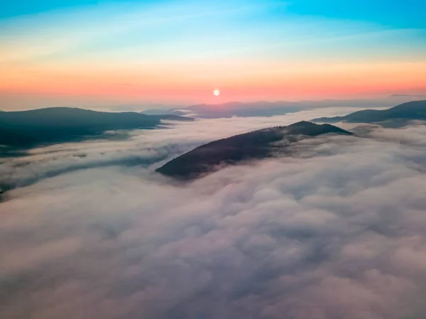 Niebla Valle Montaña Amanecer Los Cárpatos Ucranianos Por Mañana Neblina —  Fotos de Stock