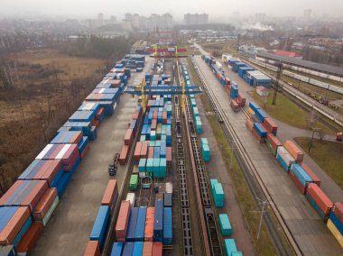 Demiryolu gümrüğünde çok renkli konteynırlar var. Hava aracı görünümü.