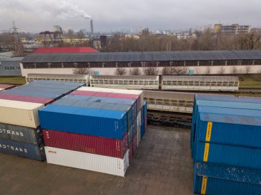 Demiryolu gümrüğünde çok renkli konteynırlar var. Hava aracı görünümü.