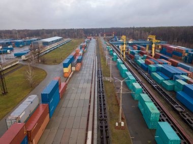 Demiryolu gümrüğünde çok renkli konteynırlar var. Hava aracı görünümü.