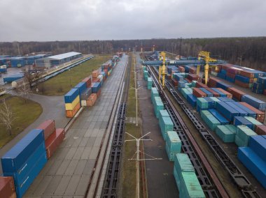 Demiryolu gümrüğünde çok renkli konteynırlar var. Hava aracı görünümü.