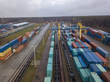 Demiryolu gümrüğünde çok renkli konteynırlar var. Hava aracı görünümü.