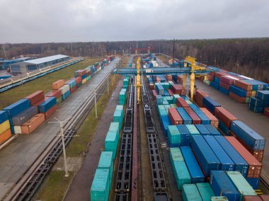 Demiryolu gümrüğünde çok renkli konteynırlar var. Hava aracı görünümü.