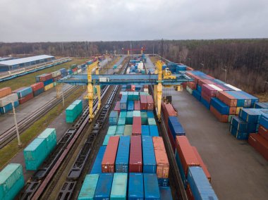 Demiryolu gümrüğünde çok renkli konteynırlar var. Hava aracı görünümü.