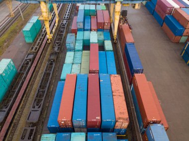 Demiryolu gümrüğünde çok renkli konteynırlar var. Hava aracı görünümü.