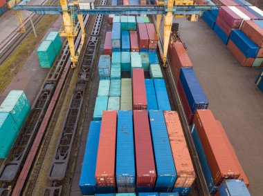 Demiryolu gümrüğünde çok renkli konteynırlar var. Hava aracı görünümü.