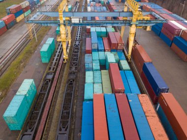 Demiryolu gümrüğünde çok renkli konteynırlar var. Hava aracı görünümü.