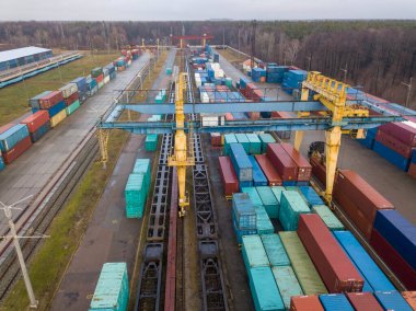 Demiryolu gümrüğünde çok renkli konteynırlar var. Hava aracı görünümü.