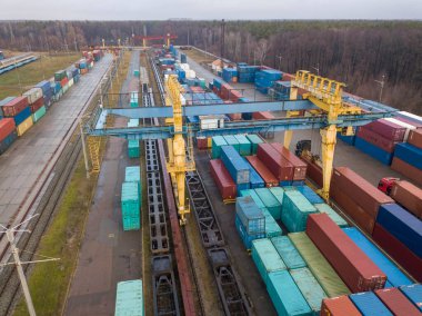 Demiryolu gümrüğünde çok renkli konteynırlar var. Hava aracı görünümü.