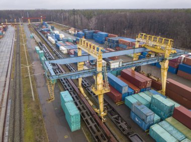 Demiryolu gümrüğünde çok renkli konteynırlar var. Hava aracı görünümü.