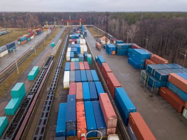 Demiryolu gümrüğünde çok renkli konteynırlar var. Hava aracı görünümü.