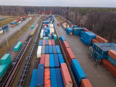 Demiryolu gümrüğünde çok renkli konteynırlar var. Hava aracı görünümü.