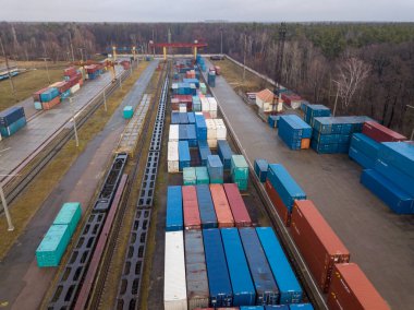 Demiryolu gümrüğünde çok renkli konteynırlar var. Hava aracı görünümü.