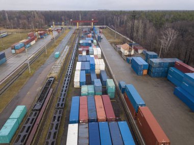 Demiryolu gümrüğünde çok renkli konteynırlar var. Hava aracı görünümü.