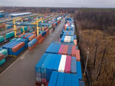 Demiryolu gümrüğünde çok renkli konteynırlar var. Hava aracı görünümü.