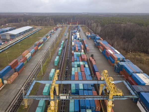 Demiryolu gümrüğünde çok renkli konteynırlar var. Hava aracı görünümü.