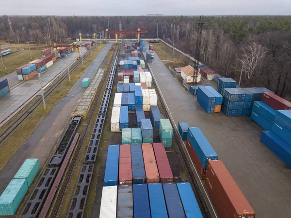 Demiryolu gümrüğünde çok renkli konteynırlar var. Hava aracı görünümü.