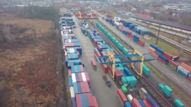 Demiryolu gümrüğündeki çok renkli konteynırların üzerinden kamyon geçti. İHA uçuşu bitti..