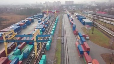 Demiryolu gümrüğünde çok renkli konteynırlar var. İHA uçuşu bitti..