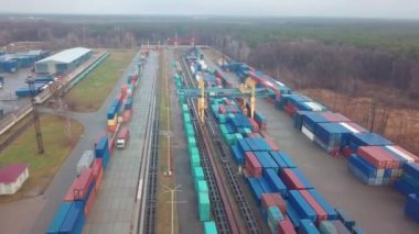 Demiryolu gümrüğünde çok renkli konteynırlar var. İHA uçuşu bitti..