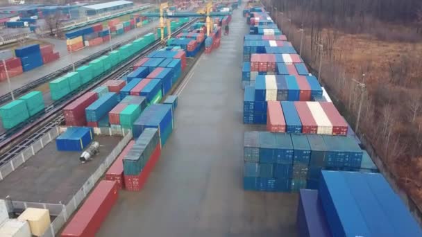 铁路海关的货物集装箱五彩斑斓 无人驾驶飞机飞越上空 — 图库视频影像