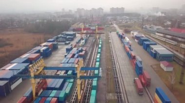 Demiryolu gümrüğünde çok renkli konteynırlar var. İHA uçuşu bitti..