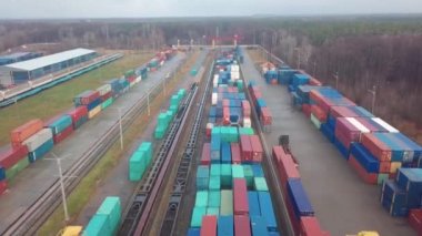 Demiryolu gümrüğünde çok renkli konteynırlar var. İHA uçuşu bitti..