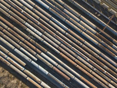 Şehirlerarası yolcu trenleri istasyonda. Hava aracı üst görünümü.