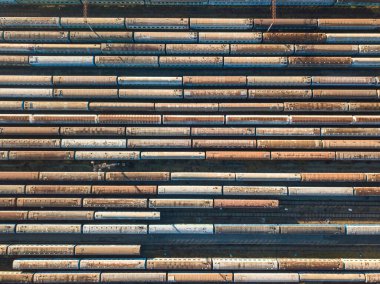 Şehirlerarası yolcu trenleri istasyonda. Hava aracı üst görünümü.