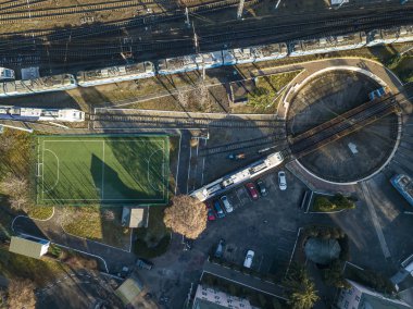 İstasyondaki tren için dönüş halkası. Hava aracı üst görünümü.