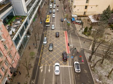 Hava bulutluyken Kiev 'de şehir caddesi. Hava aracı görünümü.