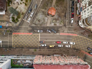 Hava bulutluyken Kiev 'de şehir caddesi. Hava aracı görünümü.