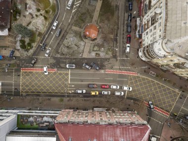 Hava bulutluyken Kiev 'de şehir caddesi. Hava aracı görünümü.