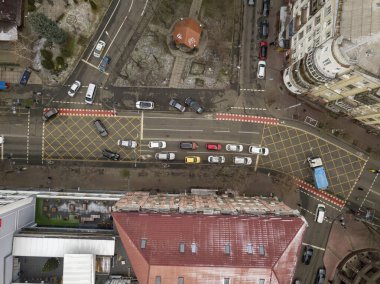 Hava bulutluyken Kiev 'de şehir caddesi. Hava aracı görünümü.