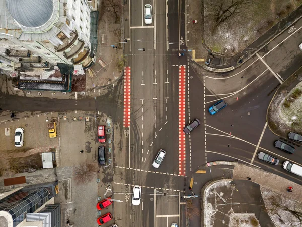 Hava bulutluyken Kiev 'de şehir caddesi. Hava aracı görünümü.