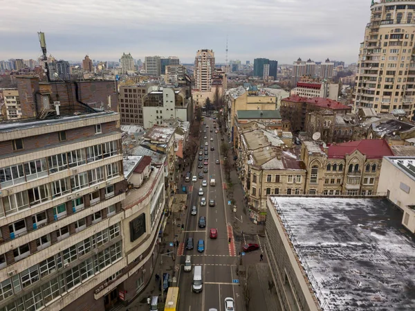 Hava bulutluyken Kiev 'de şehir caddesi. Hava aracı görünümü.