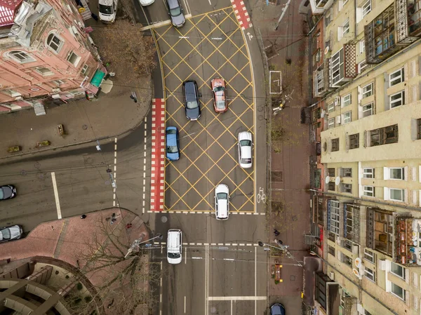 Hava bulutluyken Kiev 'de şehir caddesi. Hava aracı görünümü.