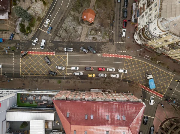 Hava bulutluyken Kiev 'de şehir caddesi. Hava aracı görünümü.