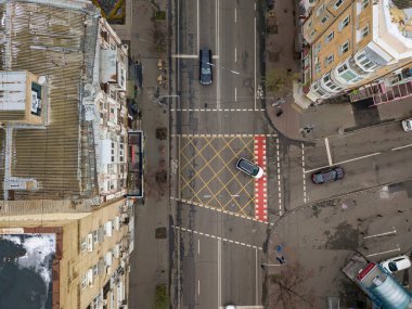 Hava bulutluyken Kiev 'de şehir caddesi. Hava aracı görünümü.