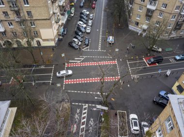 Bulutlu havada Kiev 'de bisiklet yolu olan şehir caddesi. Hava aracı görünümü.
