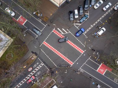 Bulutlu havada Kiev 'de bisiklet yolu olan şehir caddesi. Hava aracı görünümü.