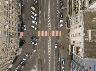 Hava bulutluyken Kiev 'de şehir caddesi. Hava aracı görünümü.